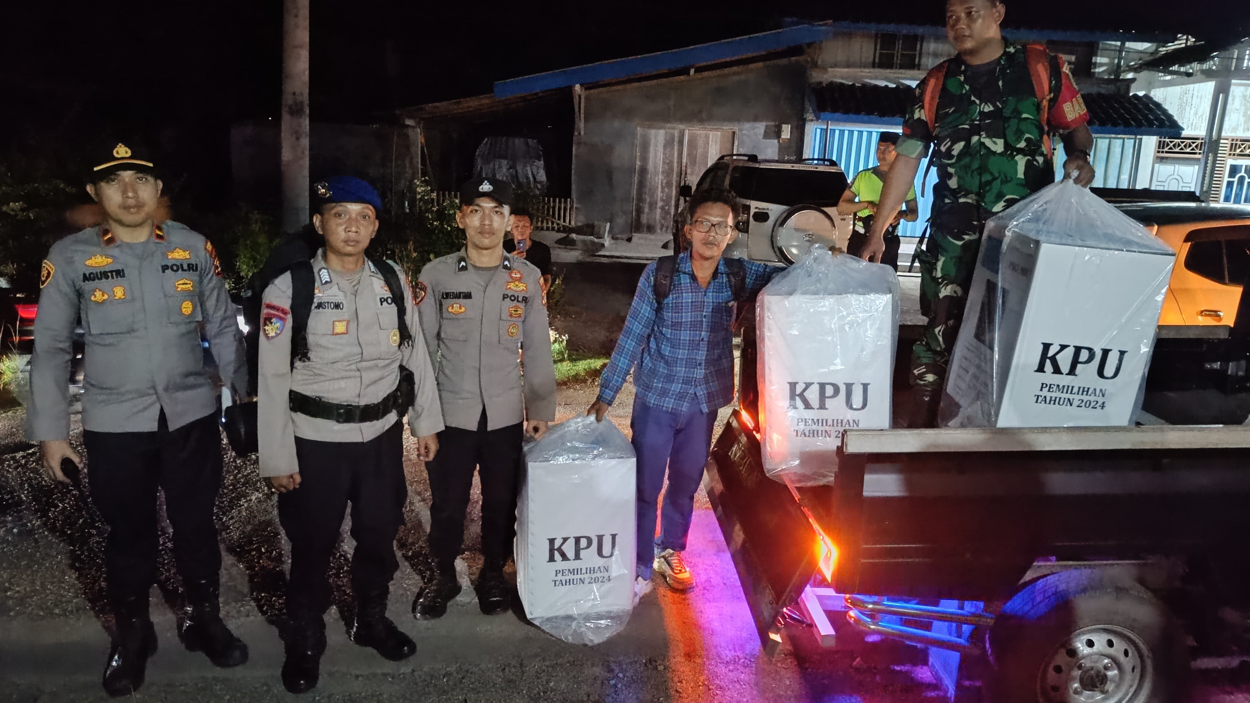 TNI-Polri Bersinergi Jaga Demokrasi : Logistik PSU Pulau Pahawang Tiba Di PPK Dengan Aman Tanpa Hambatan