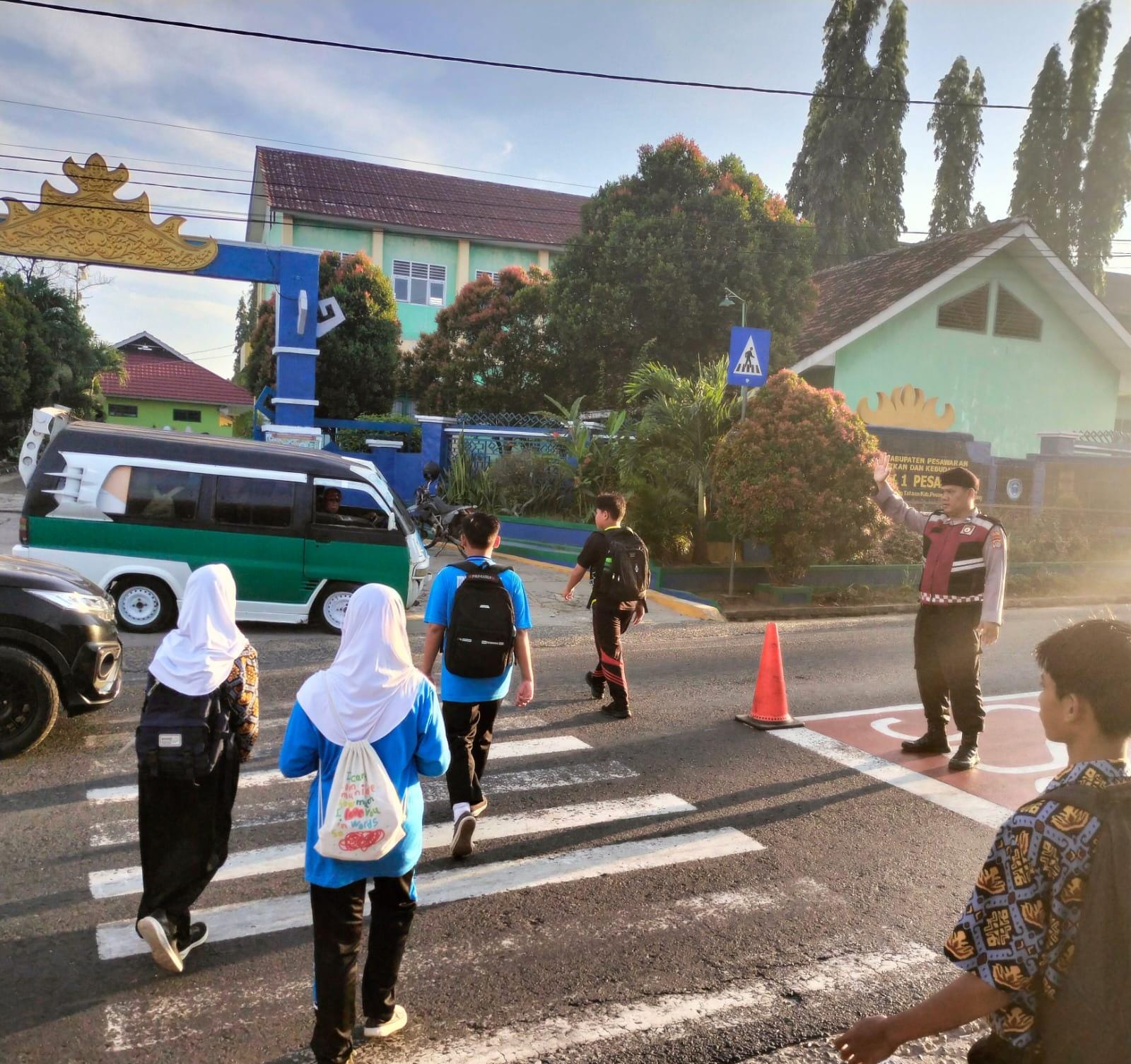 Polri Hadir untuk Masyarakat: Personel Polres Pesawaran Laksanakan Pengaturan Lalu Lintas di Depan Sekolah