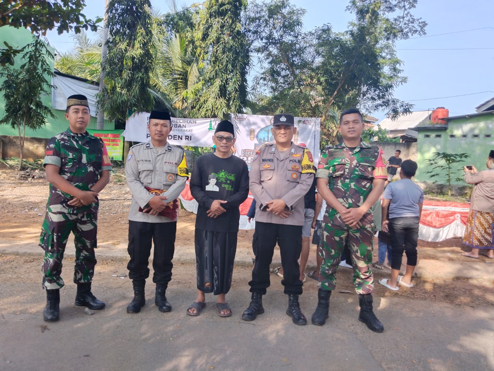 Polsek Gedong Tataan Amankan Penyembelihan Hewan Kurban Presiden RI Bersama TNI Di Islamic Center