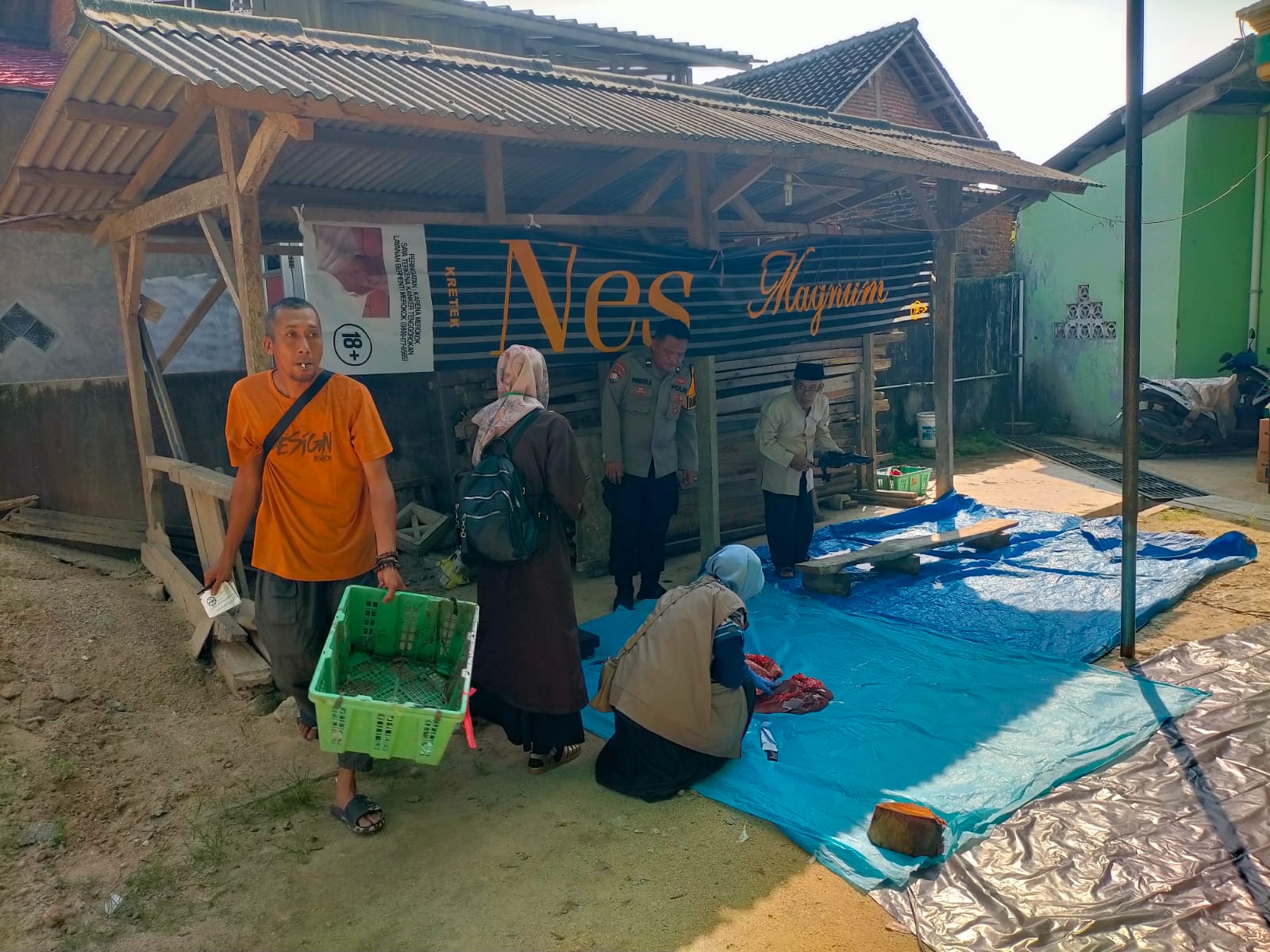Sinergi Polsek Padang Cermin dan Masyarakat Ciptakan Situasi Kondusif Saat Penyembelihan Hewan Kurban
