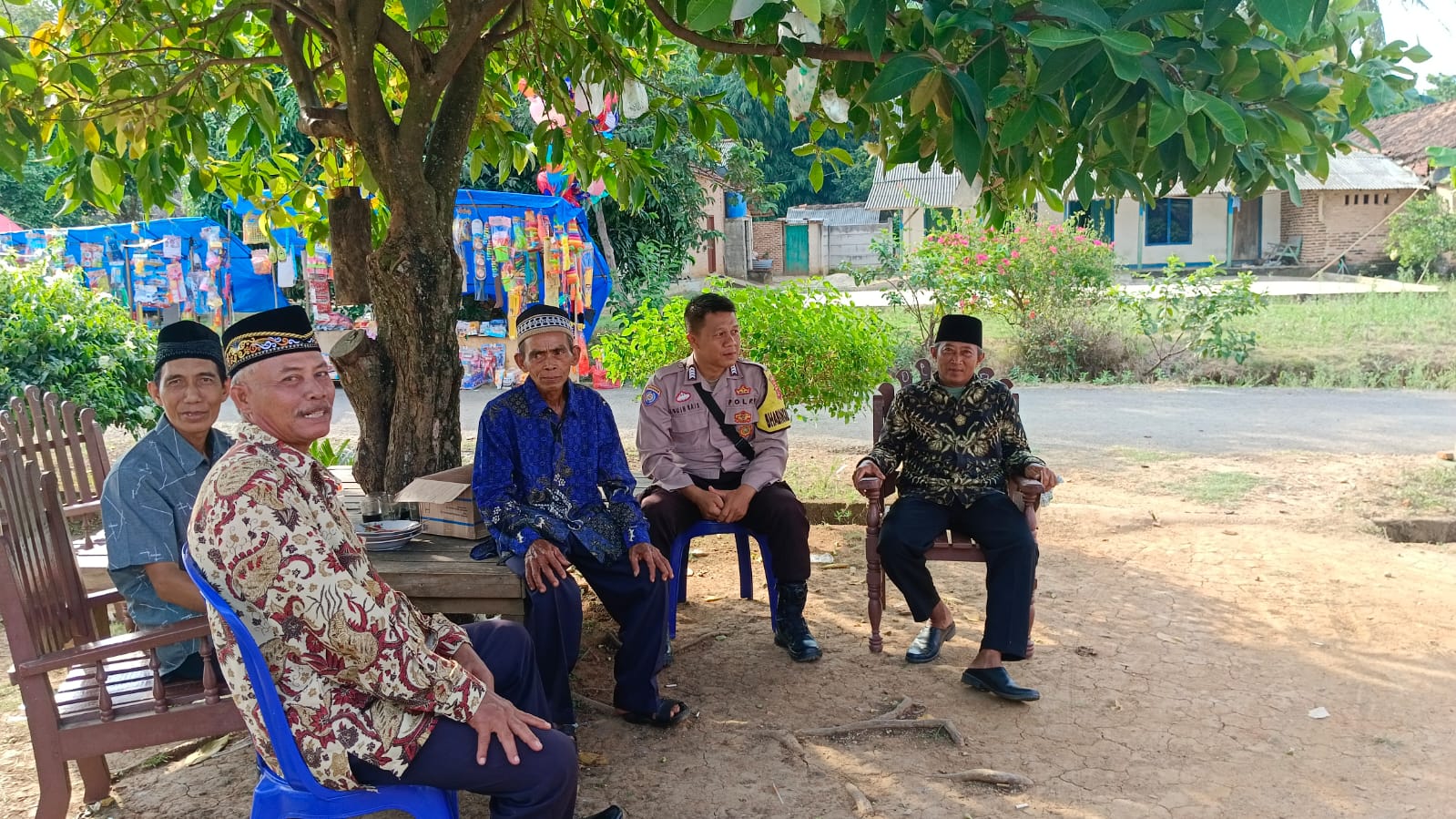 Bhabinkamtibmas Polsek Tegineneng Sambangi Hajatan Warga, Imbau Hiburan Tak Sampai Malam