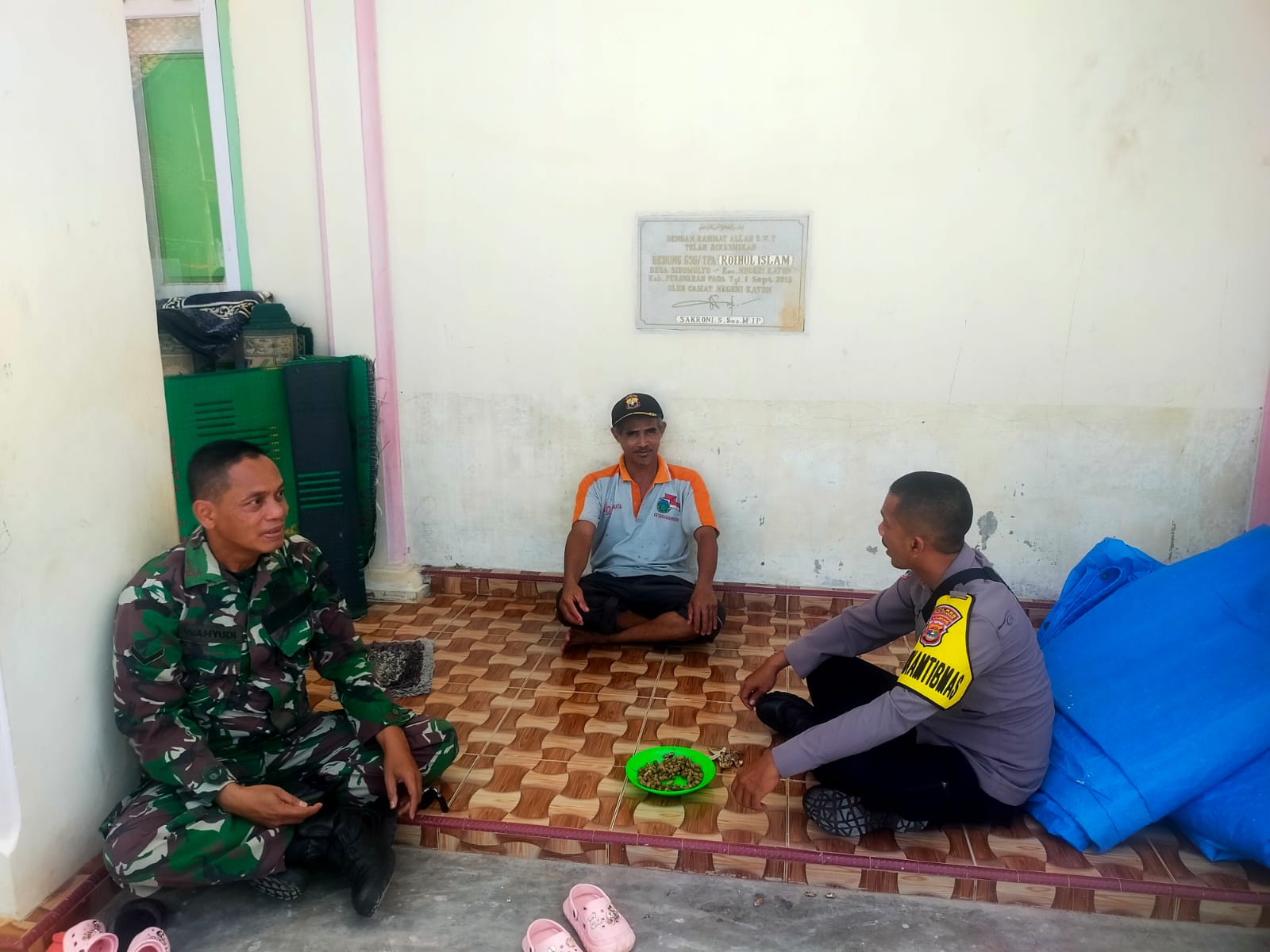 Jaga Suasana Sejuk Pasca PSU, Bhabinkamtibmas dan Bhabinsa Gandeng Tokoh Masyarakat Sampaikan Pesan Kmatibmas