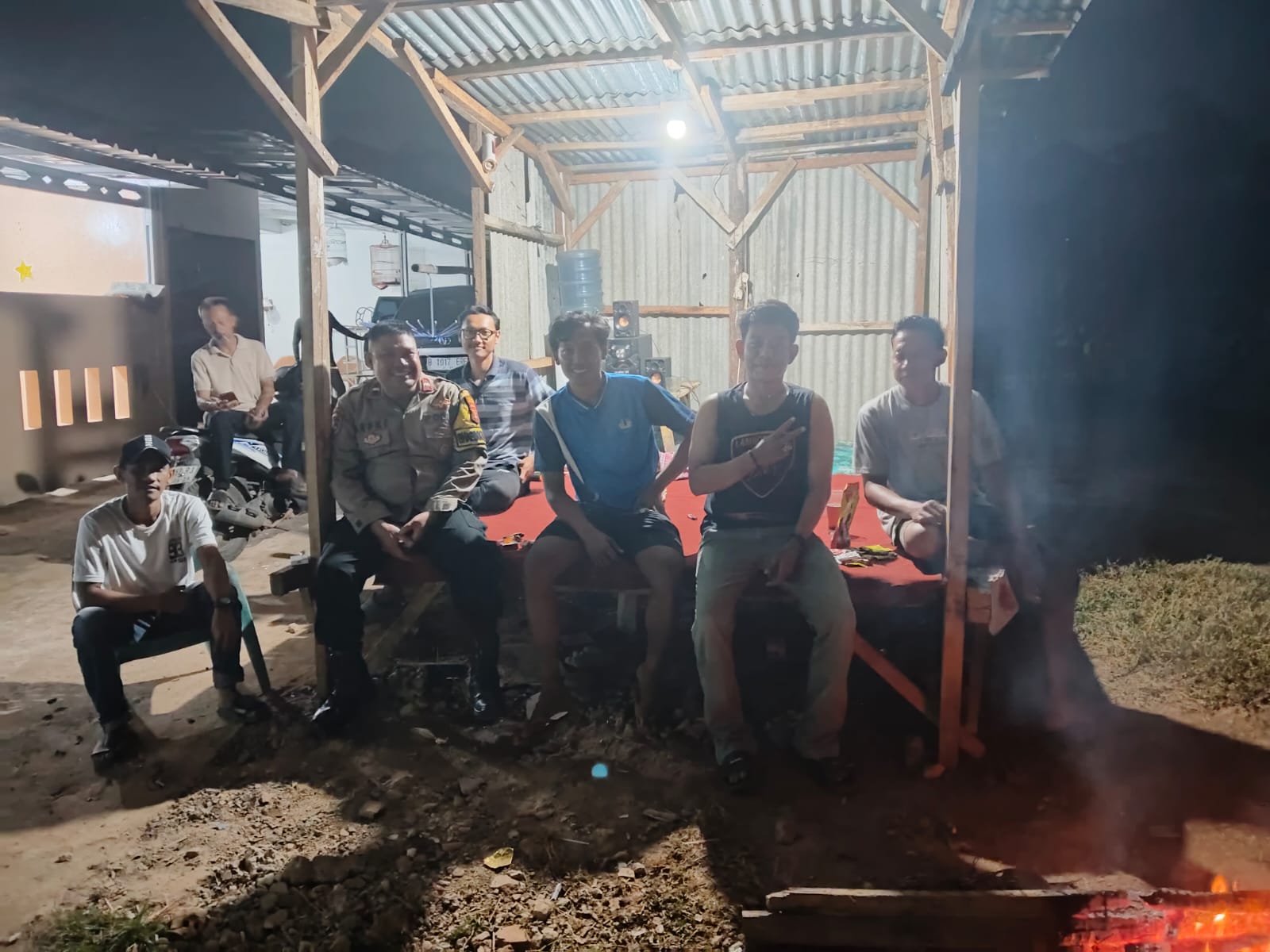 Bhabinkamtibmas Polsek Gedong Tataan Aktif Sambangi Pos Ronda, Sampaikan Pesan Kamtibmas