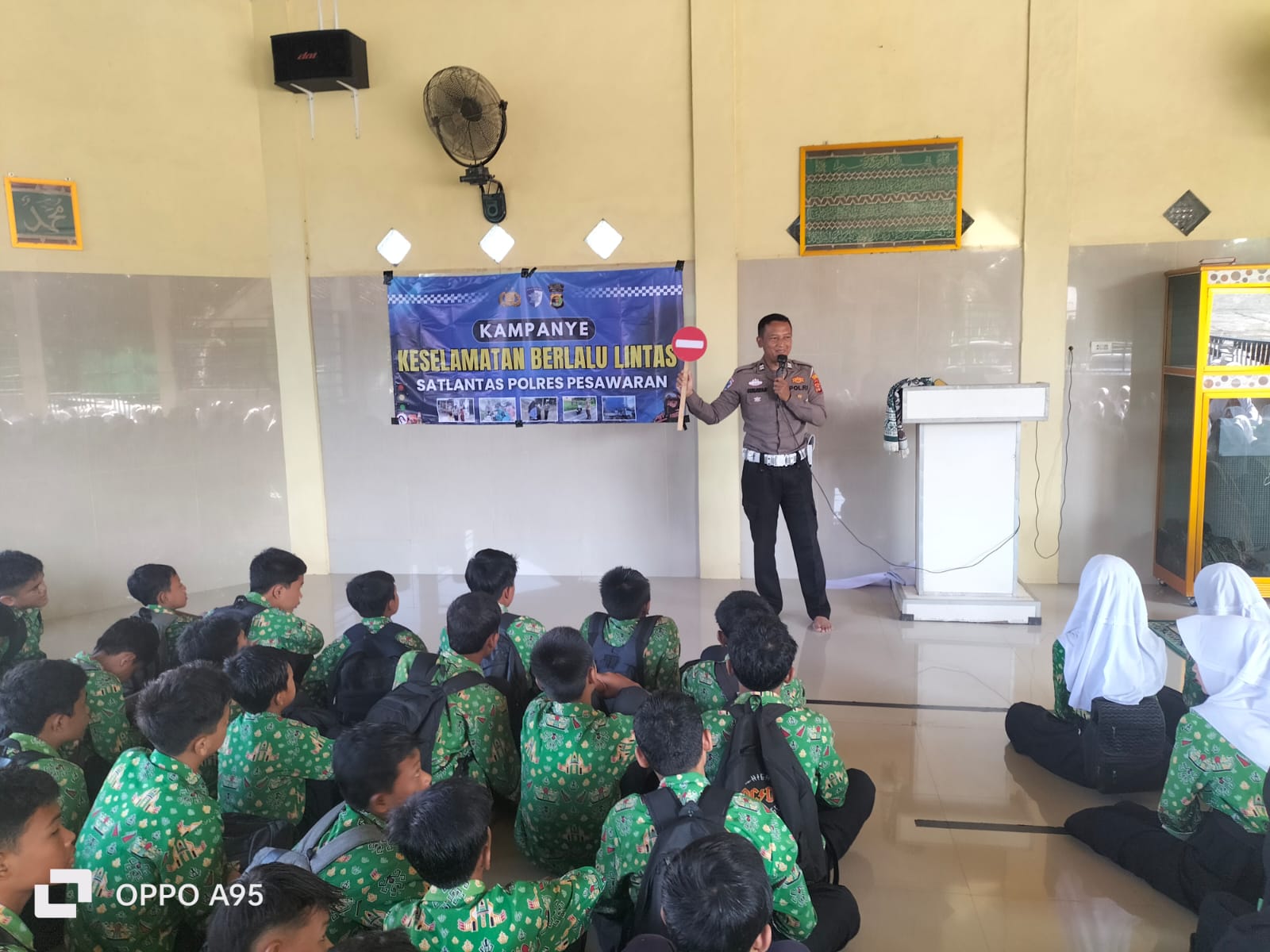 Sat Lantas Polres Pesawaran Edukasi Ratusan Siswa SMPN 18 Pesawaran Tentang Keselamatan Berlalu Lintas