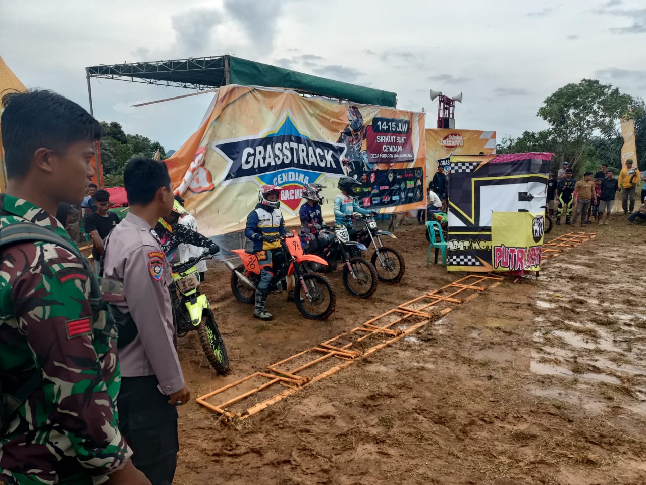 Polsek Padang Cermin Kawal Ketat Kejuaraan Grasstrack di Sirkuit Bukit Cendana
