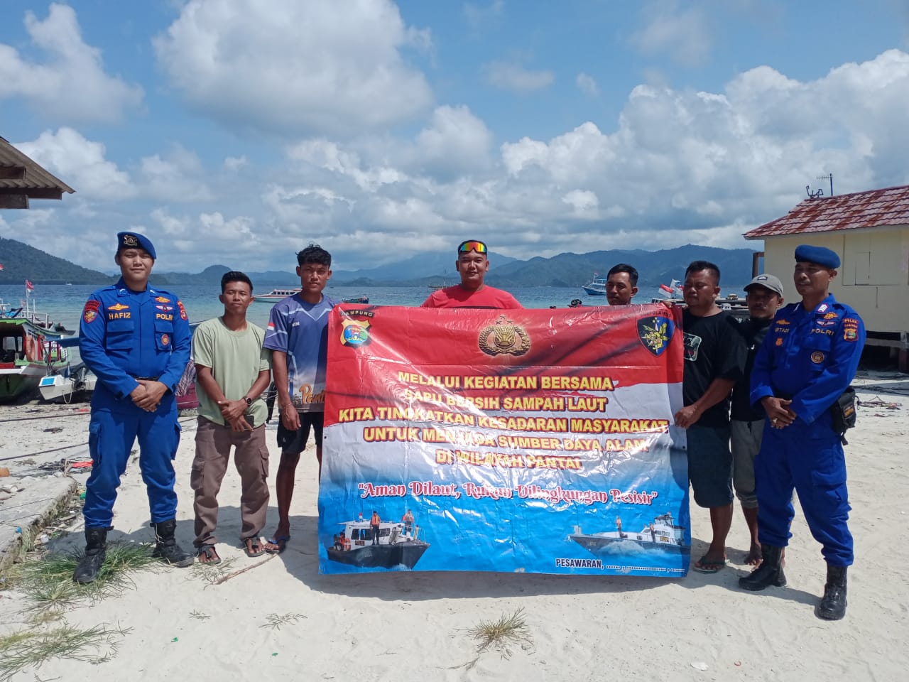 Sat Polairud Polres Pesawaran Bersama Warga Gelar Aksi Bersih-Bersih Pantai Batu Menyan