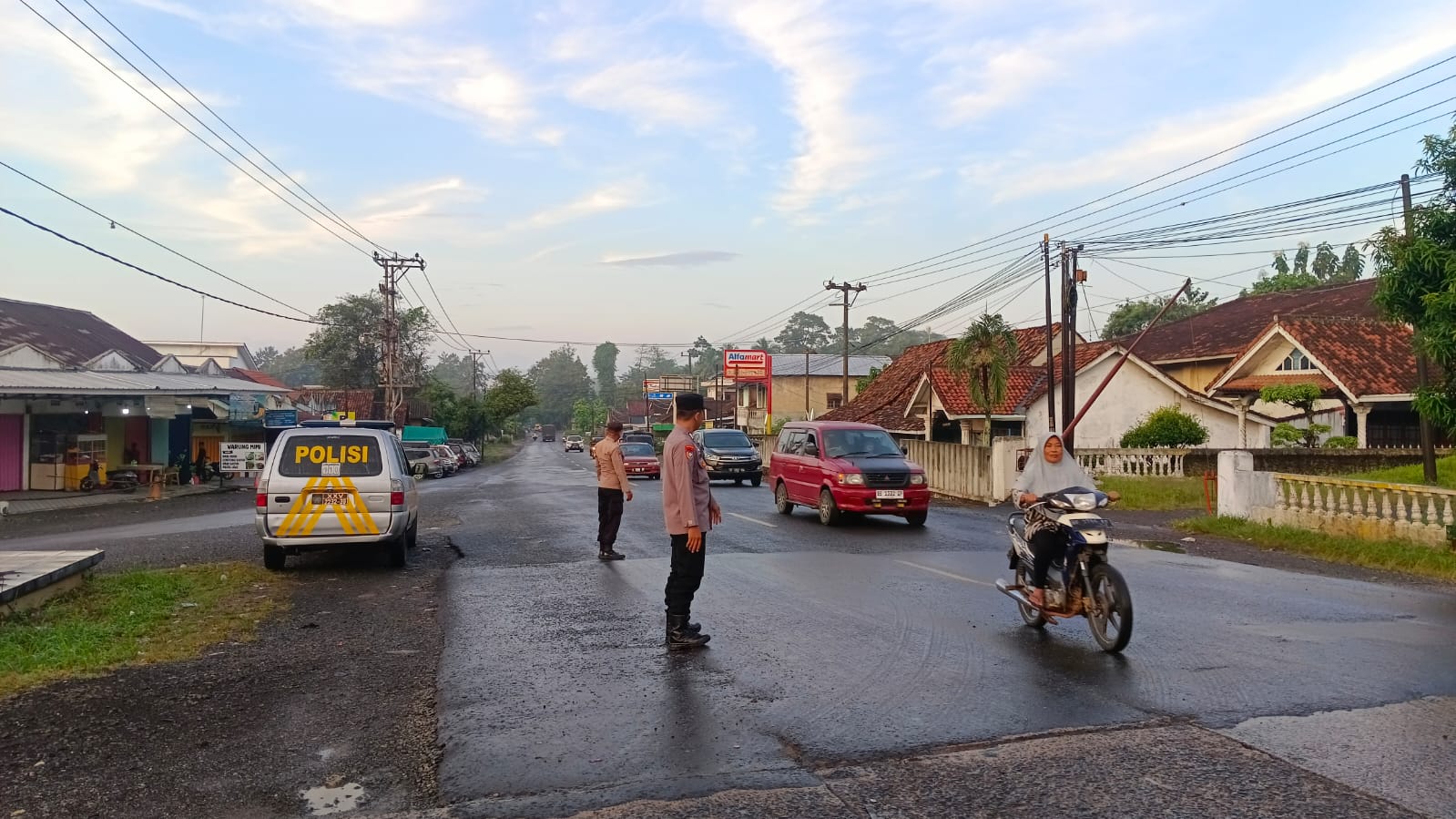 Gatur Lalin Pagi: Polsek Tegineneng Pastikan Kelancaran Arus Lalu Lintas Di Simpang Tugu Keris