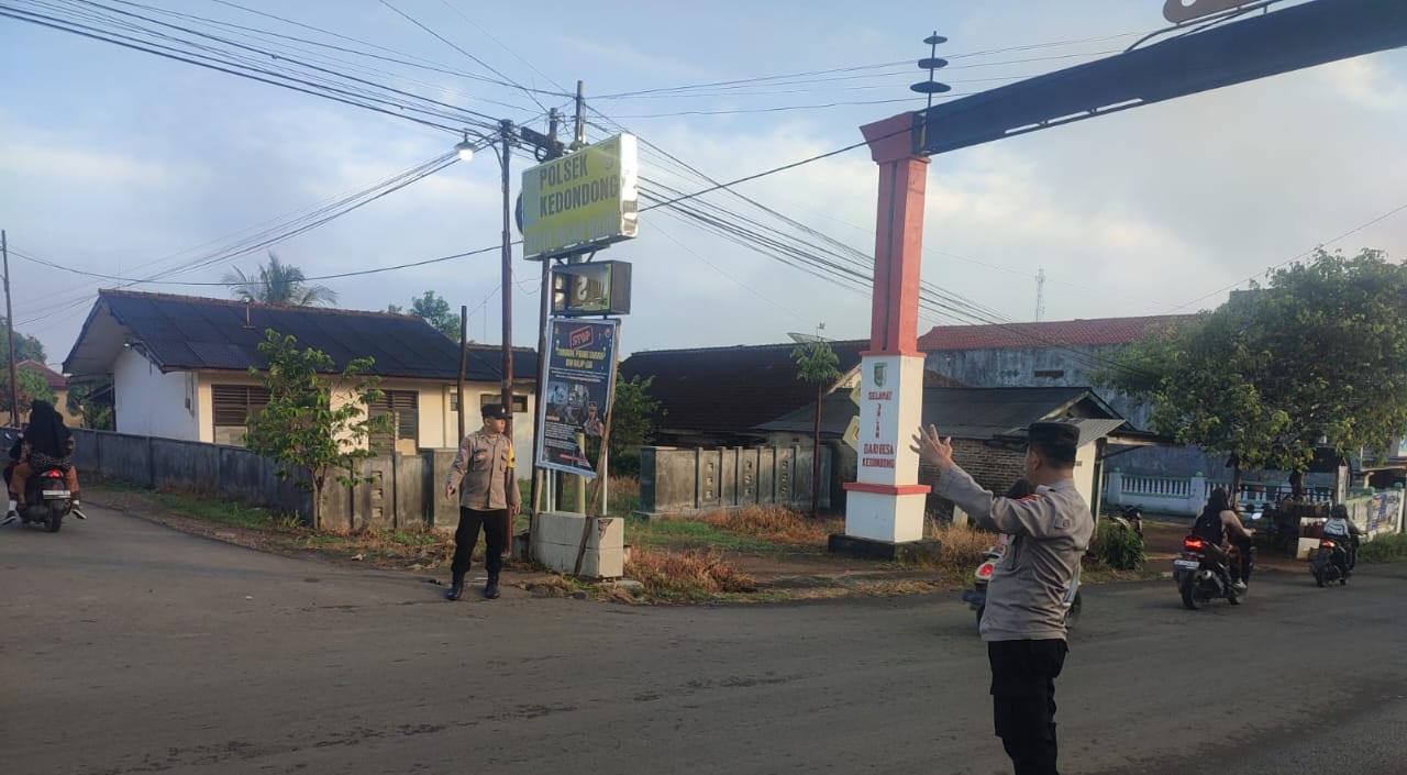 Polsek Kedondong Gelar Pengaturan Lalu Lintas Pagi, Wujudkan Kamseltibcarlantas yang Kondusif