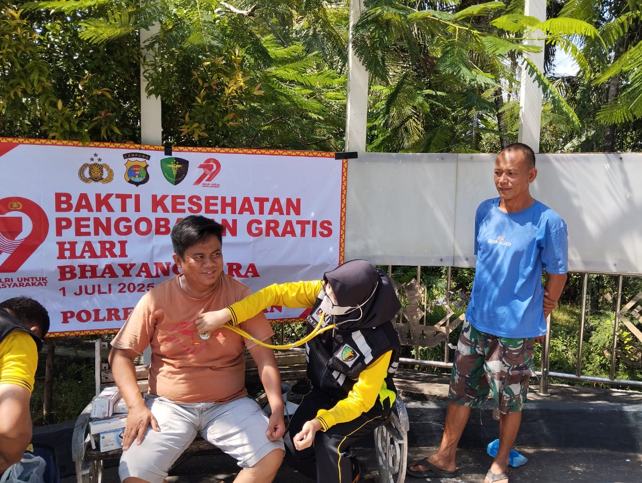 Polres Pesawaran Gelar Pengobatan Gratis bagi Supir Angkot dalam Rangka Hari Bhayangkara ke-79