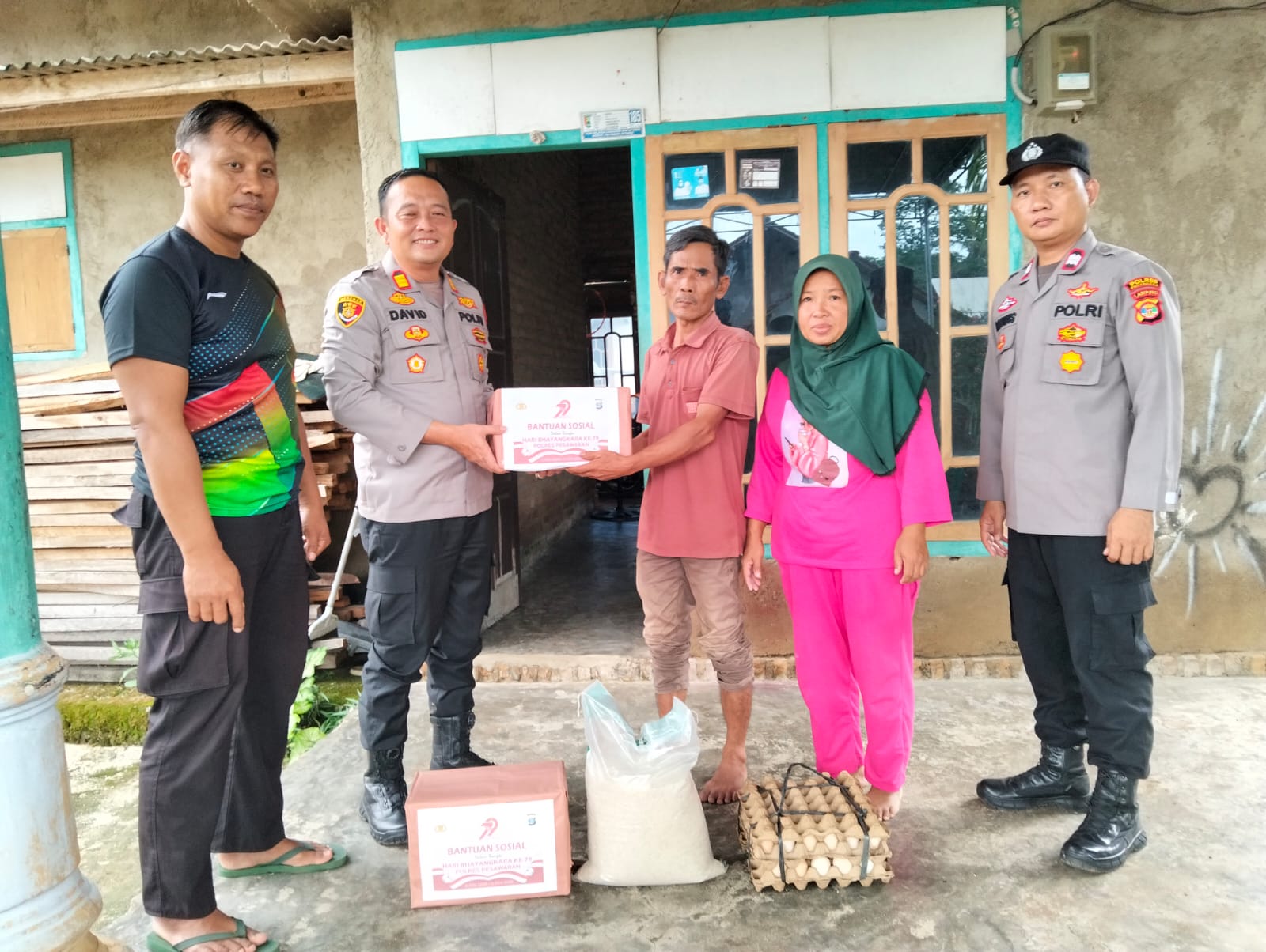 Wujud Empati di Hari Bhayangkara ke-79, Kapolsek Tegineneng Sambangi Keluarga Korban Kebakaran