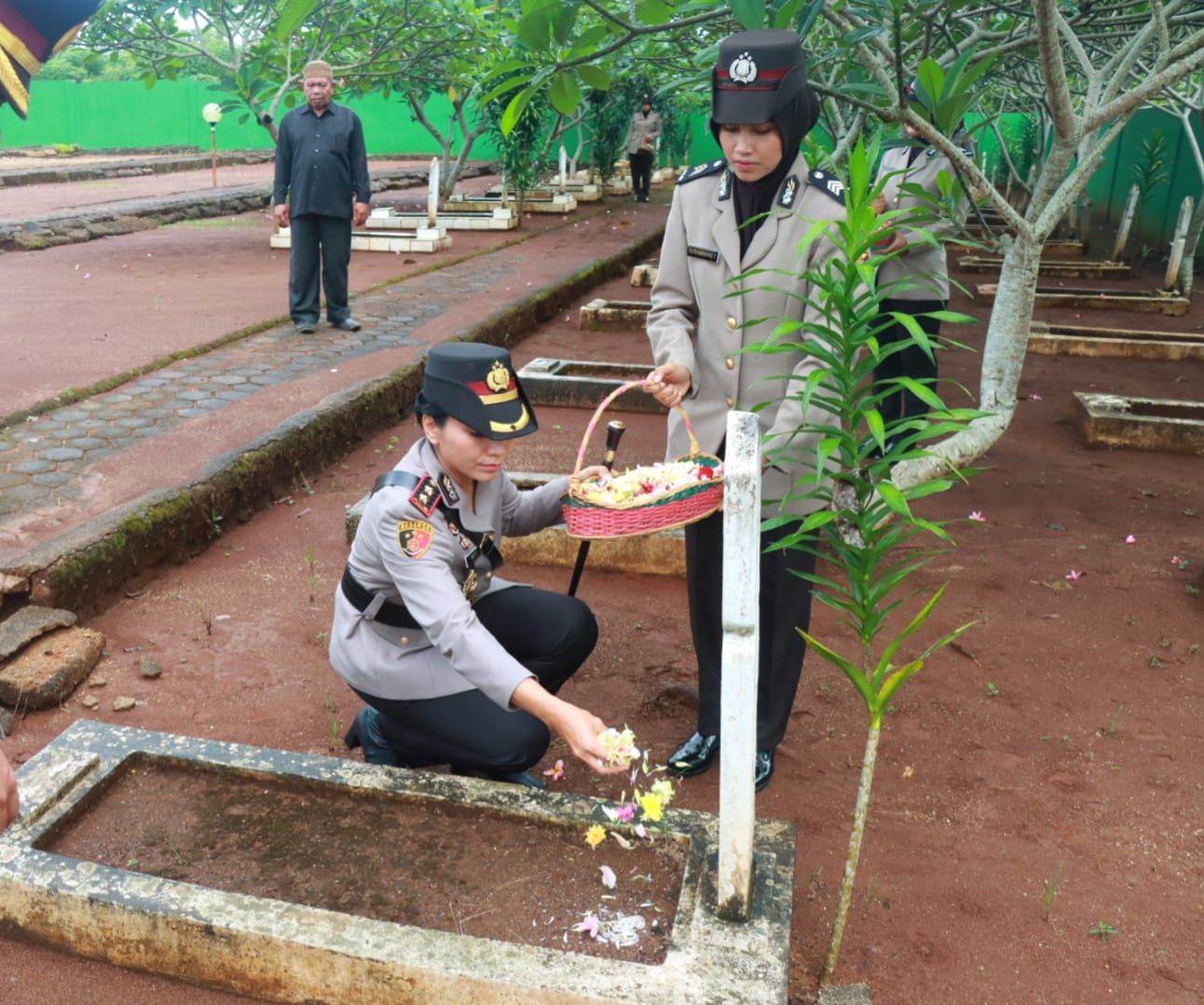 Kapolres Lampung Timur Pimpin Upacara Tabur Bunga di Taman Makam Pahlawan Dharma Nusantara