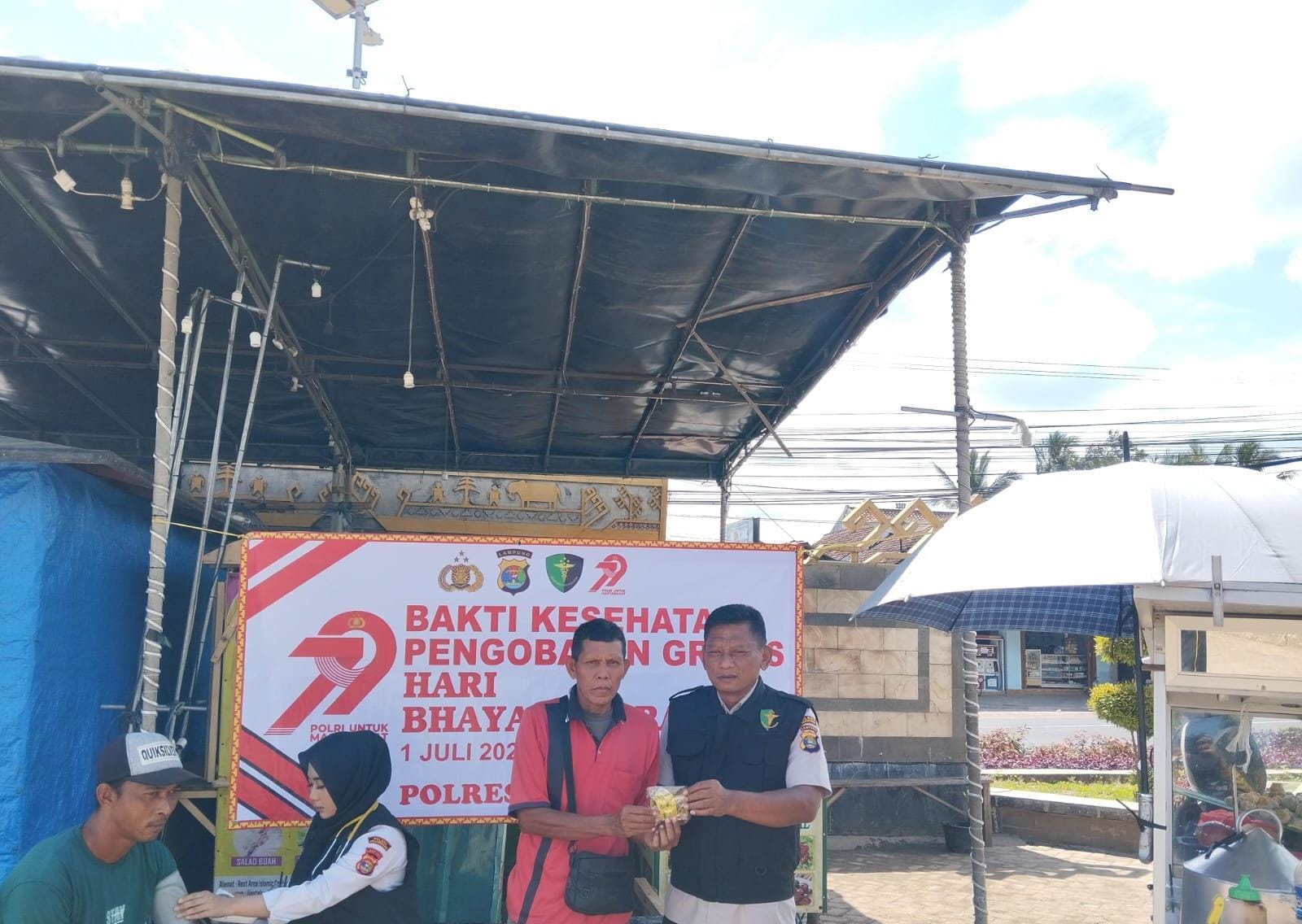 Hut Bhayangkara ke-79: Polres Pesawaran Gelar Bakti Kesehatan Gratis bagi Pedagang Kaki Lima dan Masyarakat di Islamic Center