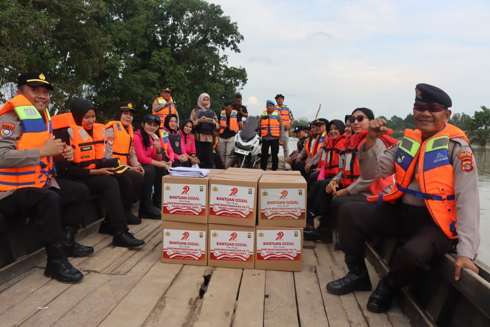 Jelang Hari Bhayangkara ke-79, Kapolres Lampung Timur Salurkan Bansos
