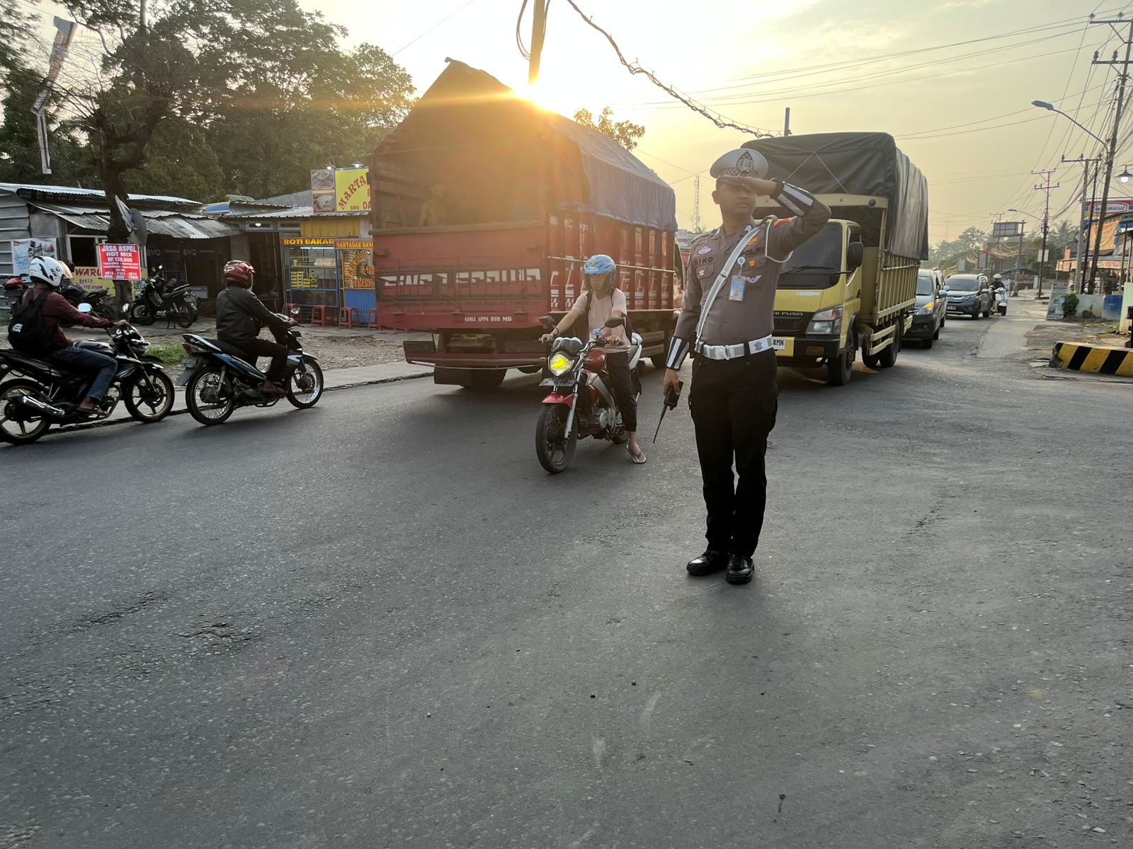 Satlantas Polres Pesawaran Antisipasi Kemacetan Sore Hari di Simpang Tugu Coklat Gedong Tataan