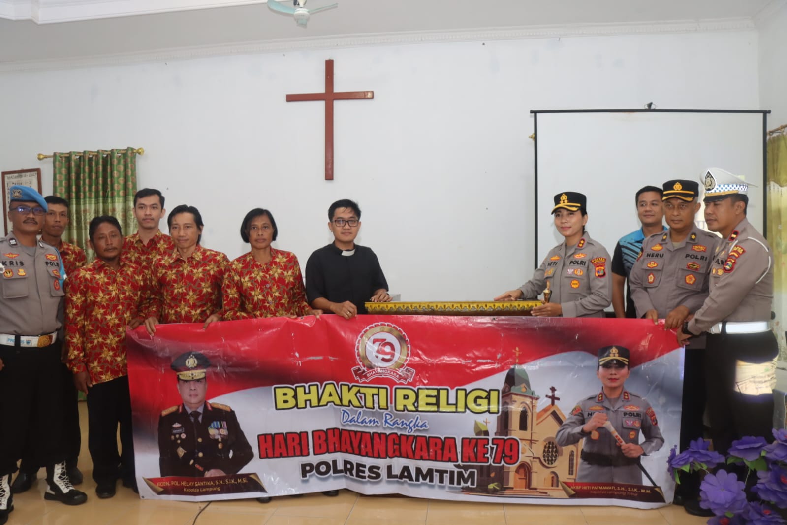 Jelang Hari Bhayangkara ke-79 Kapolres Lampung Timur Serahkan Bantuan ke Gereja dan Pura