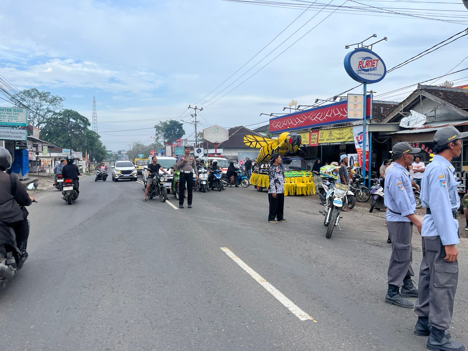Satlantas Polres Pesawaran Amankan Jalur Pawai Budaya HUT ke-120 Desa Bagelen