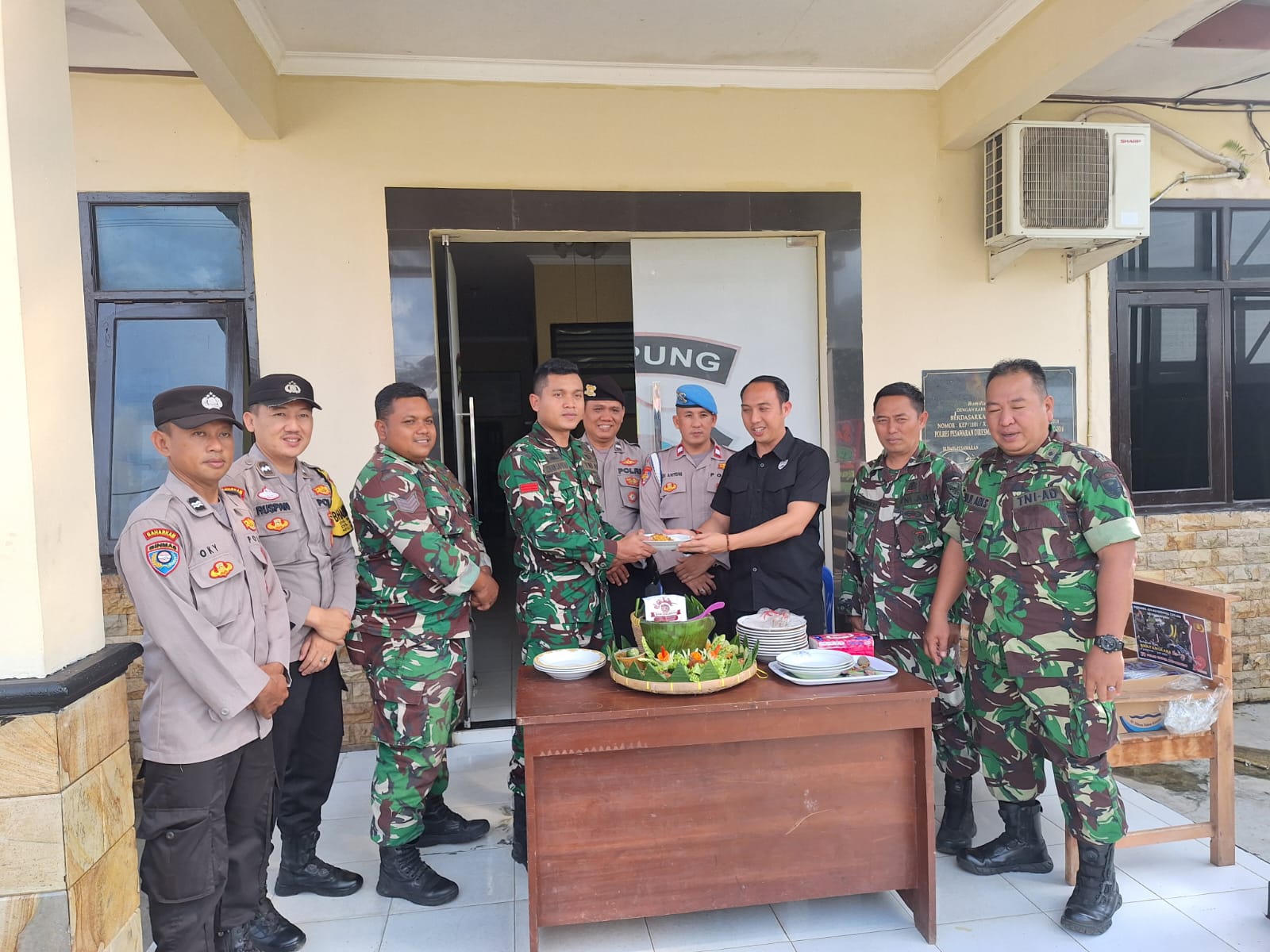 Hari Bhayangkara ke-79, Koramil Gedong Tataan Berikan Surprise Tumpeng ke Polsek Gedong Tataan, Simbol Eratnya Sinergi TNI-Polri