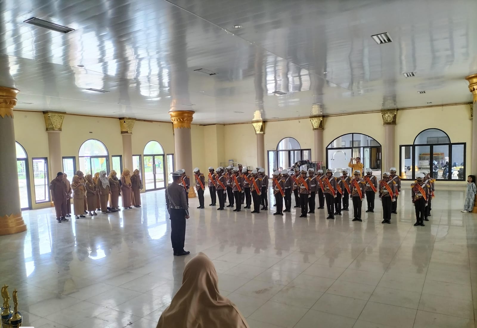 Satlantas Polres Pesawaran Berikan Penghargaan kepada Pocil, Guru, dan Pelatih dalam Rangka Hari Bhayangkara ke-79