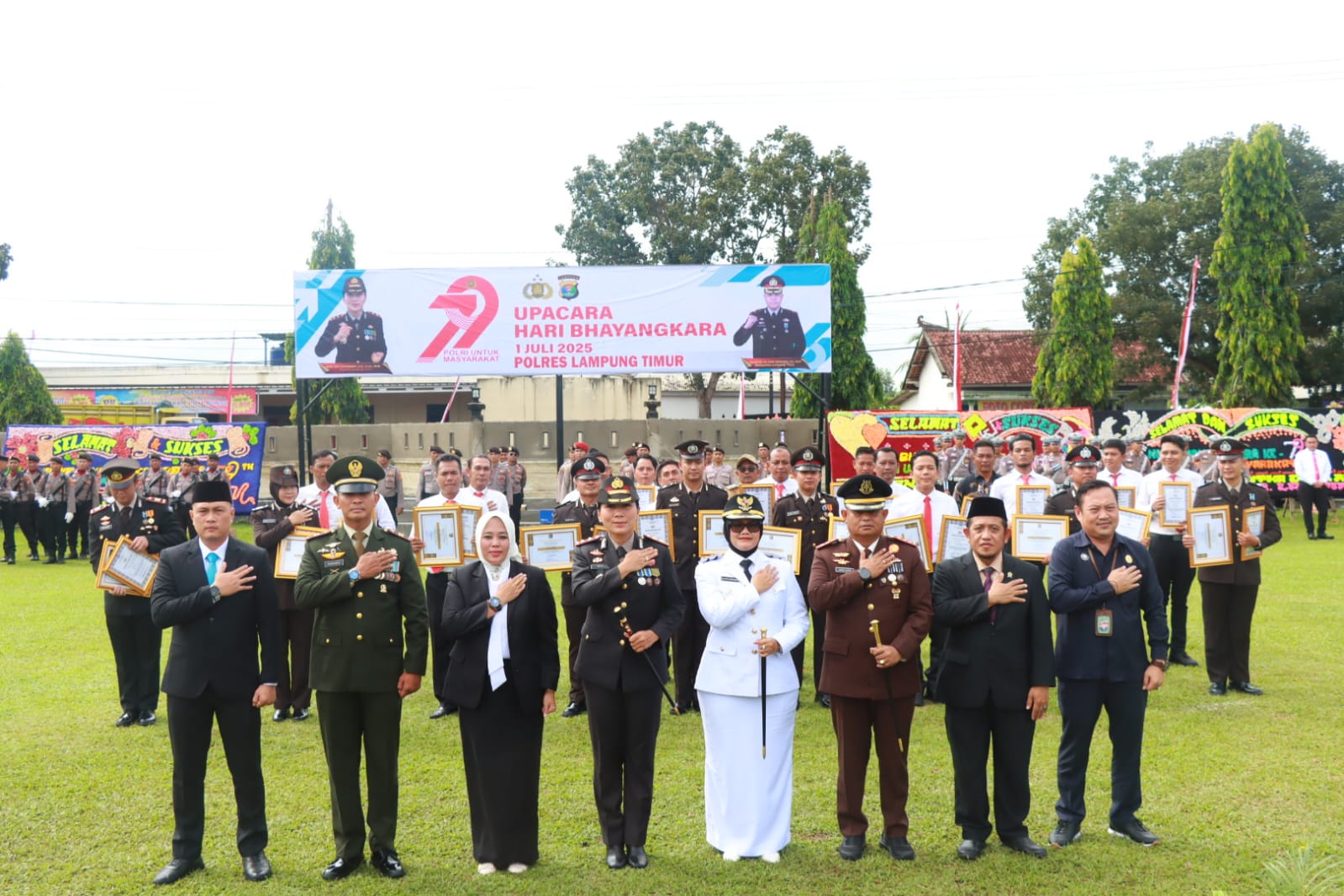 Polres Lampung Timur Gelar Upacara Hari Bhayangkara ke-79, Berikan Penghargaan Kepada Personel dan Gelar Syukuran