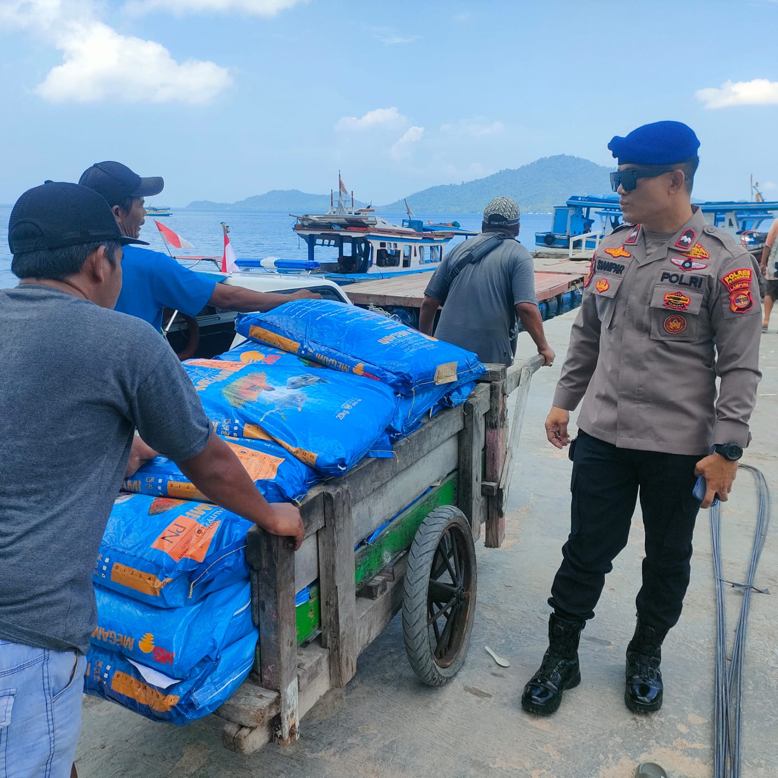 Sat Polairud Polres Pesawaran Gencarkan Himbauan Keselamatan Pelayaran di Dermaga Ketapang
