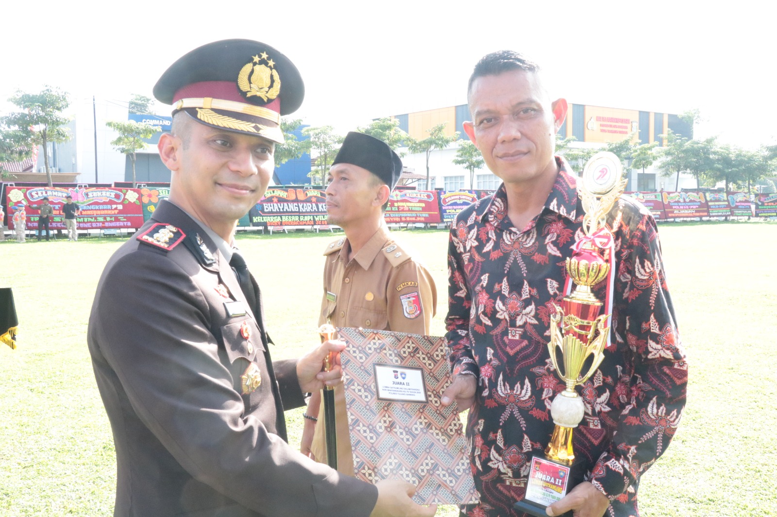 Polres Tulang Bawang Berikan Piagam Penghargaan Pada Puncak Peringatan Hari Bhayangkara Ke-79