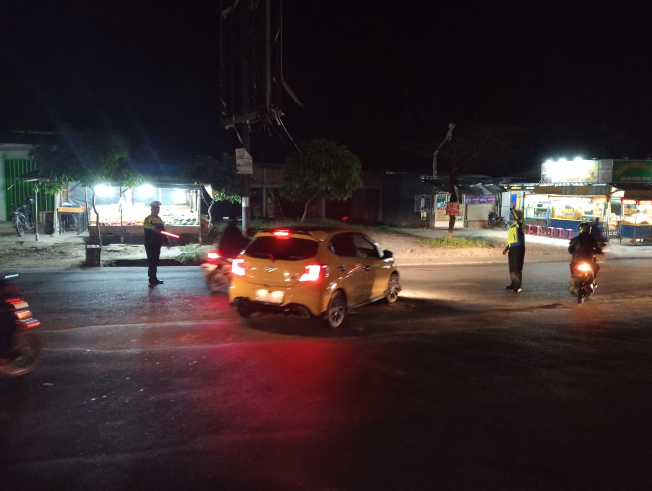 Pengamanan Lalu Lintas Sore Hari Satlantas Polres Pesawaran di Titik Rawan Jalinbar