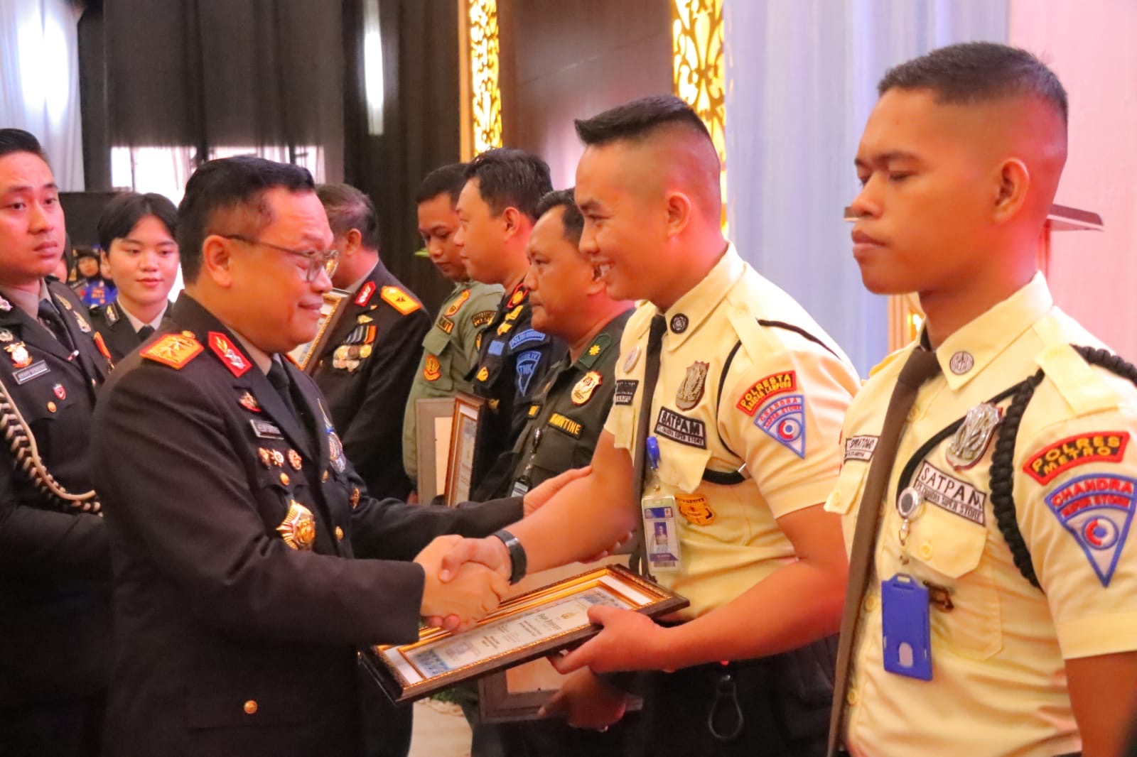 Polsus & Satpam Teladan Tingkat Provinsi Dapatkan Penghargaan Dalam Rangka Hari Bhayangkara ke-79