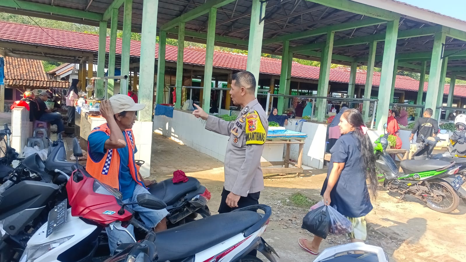 AIPTU Hanafi Gelar Sambang dan Imbau Juru Parkir Waspada Curanmor di Pasar Desa Kalirejo