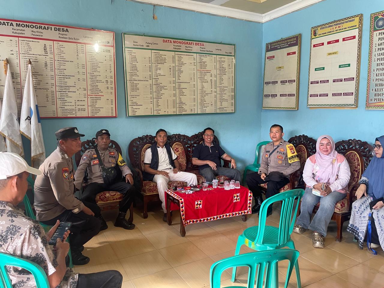 Polsek Kedondong Kawal Pemkab Pesawaran Salurkan Bantuan untuk Korban Banjir di Way Khilau, 45 Rumah Warga Terendam !
