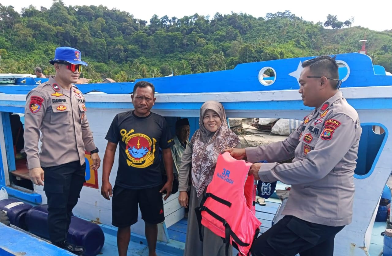 Sat Polairud Polres Pesawaran Gencarkan Sosialisasi Keselamatan Berlayar, Pastikan Perairan Aman dan Kondusif