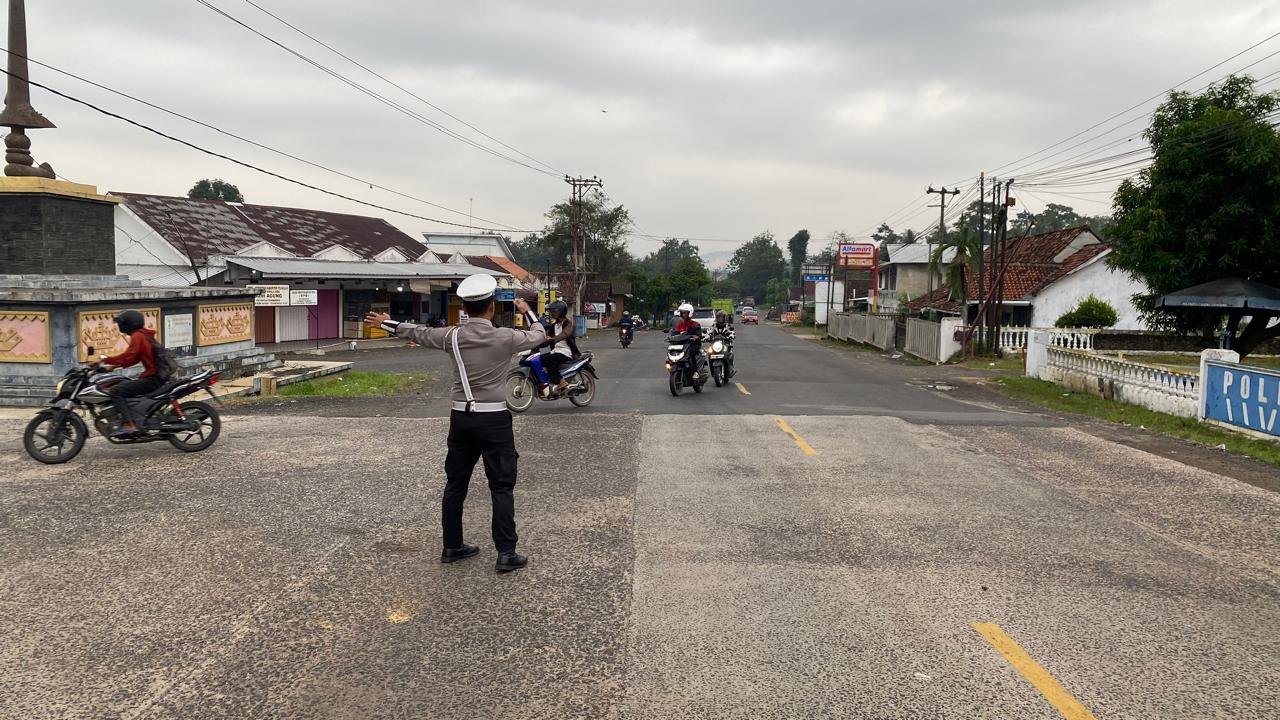 Tingkatkan Kamseltibcarlantas, Satlantas Polres Pesawaran Gelar Pengaturan Rawan Pagi di Tugu Keris Tegineneng