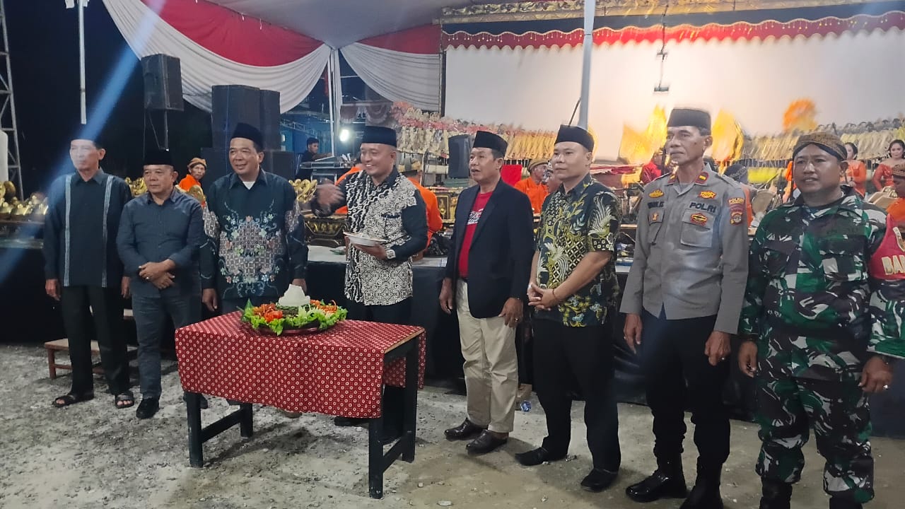 Polsubsektor Negerikaton Amankan Tradisi Suroan Pertunjukan Wayang di Pesawaran