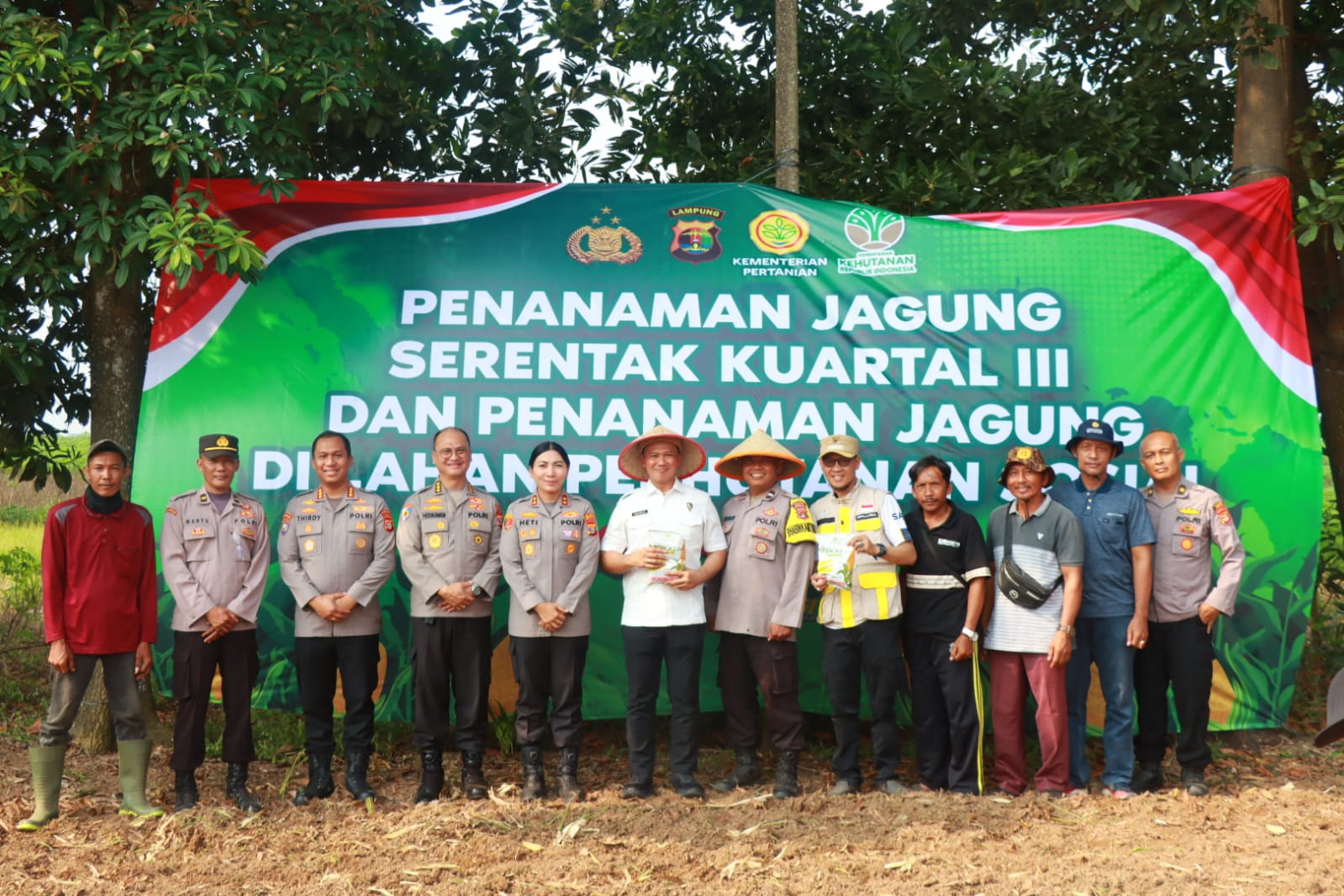 Kapolres Lampung Timur Dampingi Irwil III Itwasum Mabes Polri Tinjau Lahan Jagung Program Ketahanan Pangan