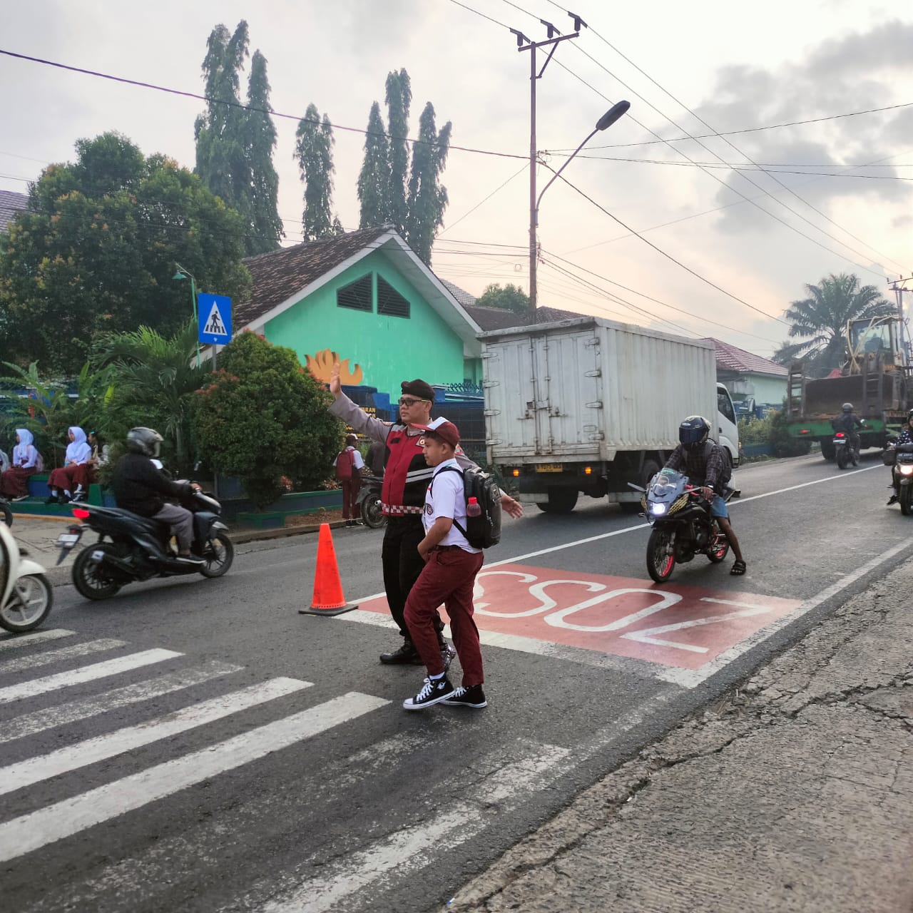 Polsek Gedong Tataan Gelar Pengaturan Lalulintas Di Jalinbar