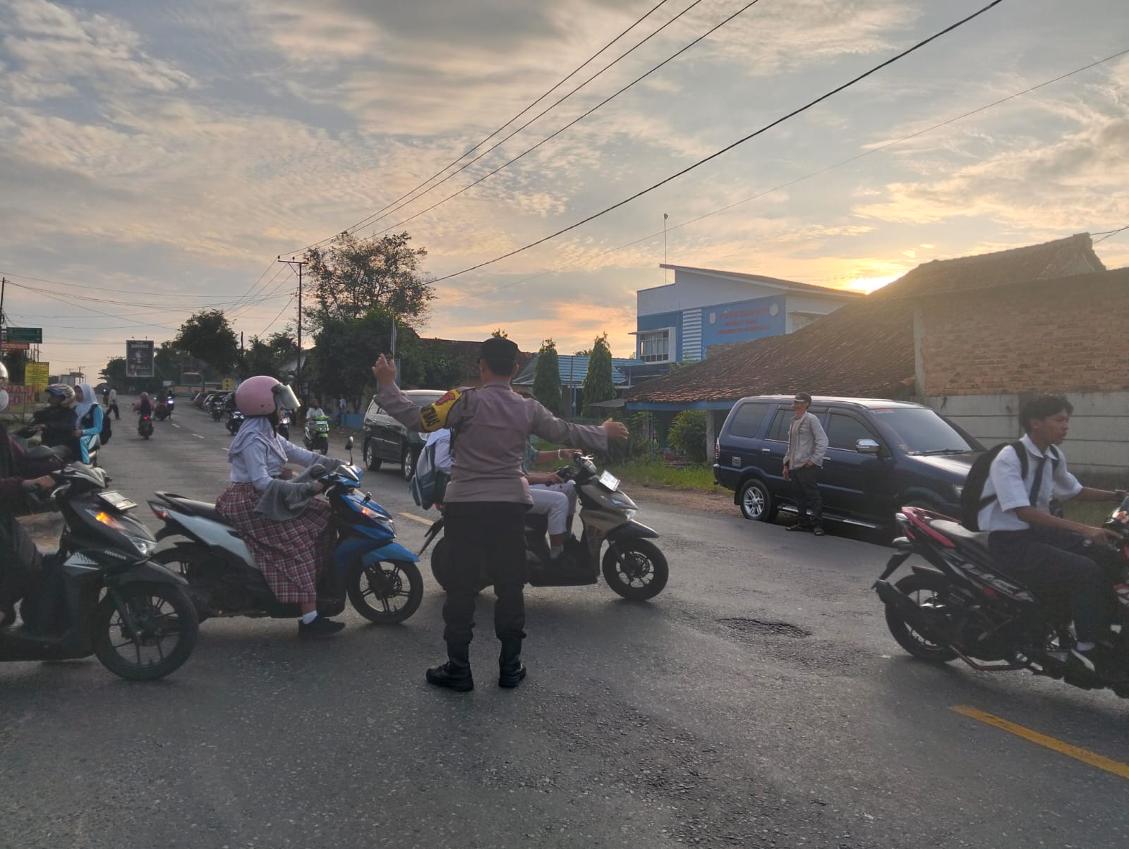 Sigap Amankan Jalur Lalu Lintas, Anggota Polsek Tegineneng Pam Rawan Pagi di Wilayah Hukum Polsek Tegineneng