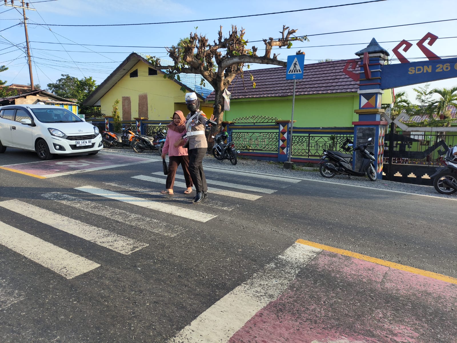 Sigap dan Humanis, Polwan Polres Pesawaran Atur Lalin di Jalur Padat Sekolah