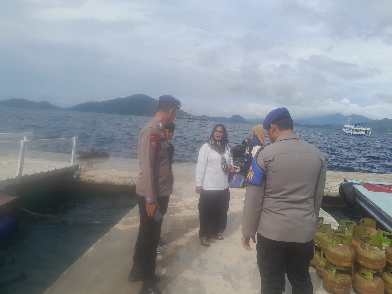Sat Polairud Polres Pesawaran Gencarkan Binmas dan Imbauan Keselamatan Berlayar di Dermaga Ketapang