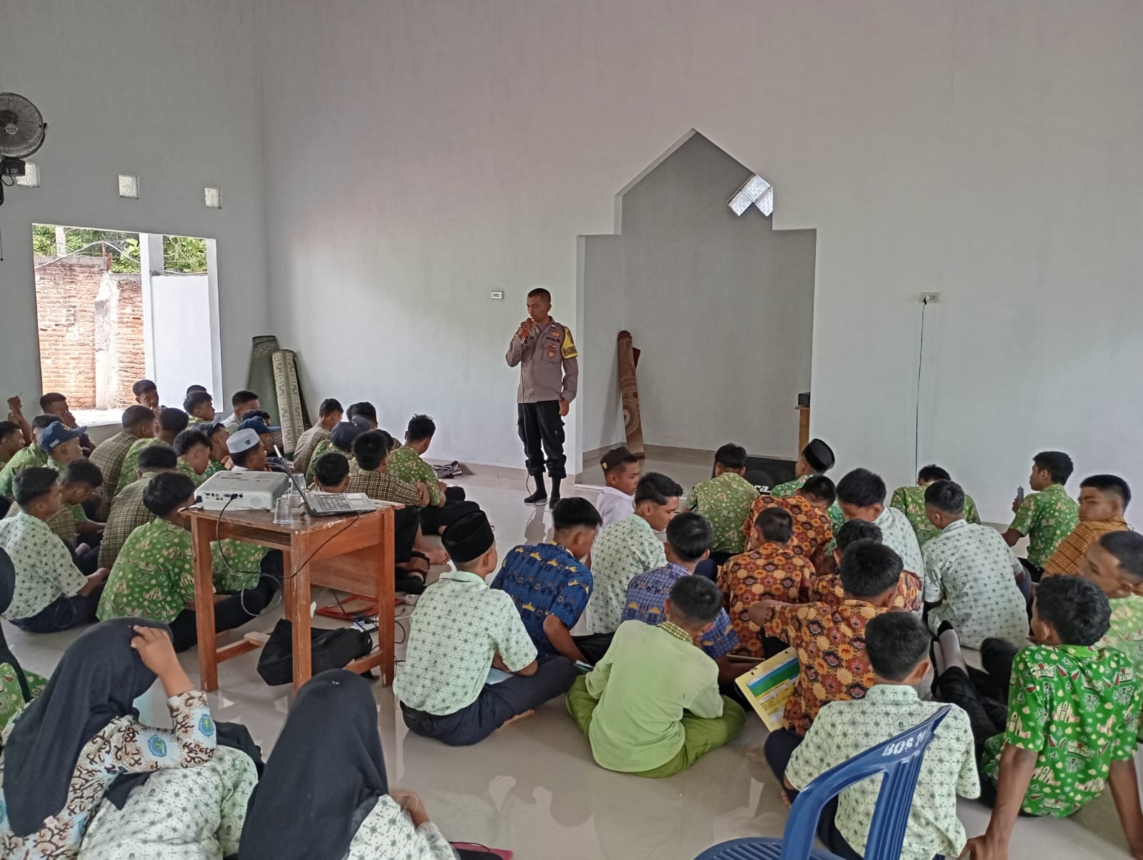 Bhabinkamtibmas Polsek Gedong Tataan Berikan Penyuluhan, Wujudkan Pelajar Cerdas dan Berintegritas