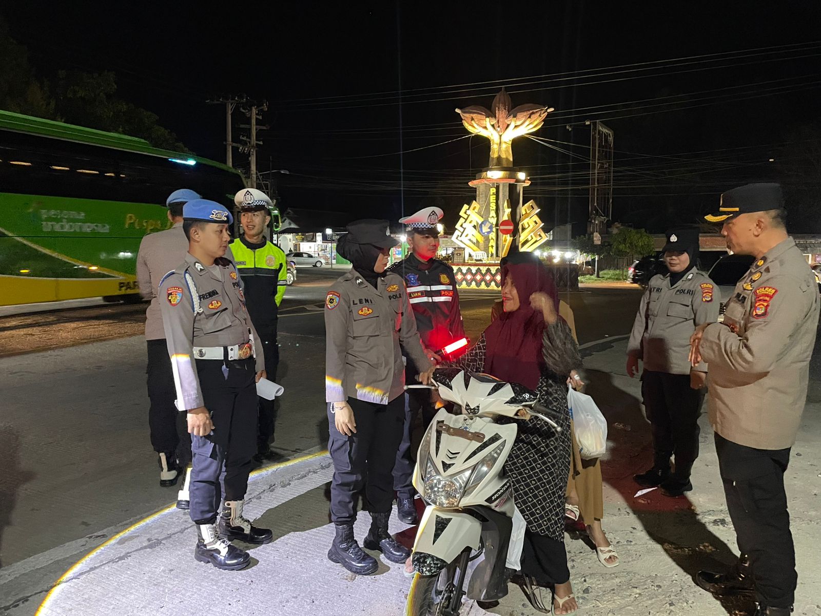 Antisipasi Kepadatan Arus lalu lintas dan Cegah Kriminalitas, Polres Pesawaran Laksanakan KRYD di Tugu Cokelat