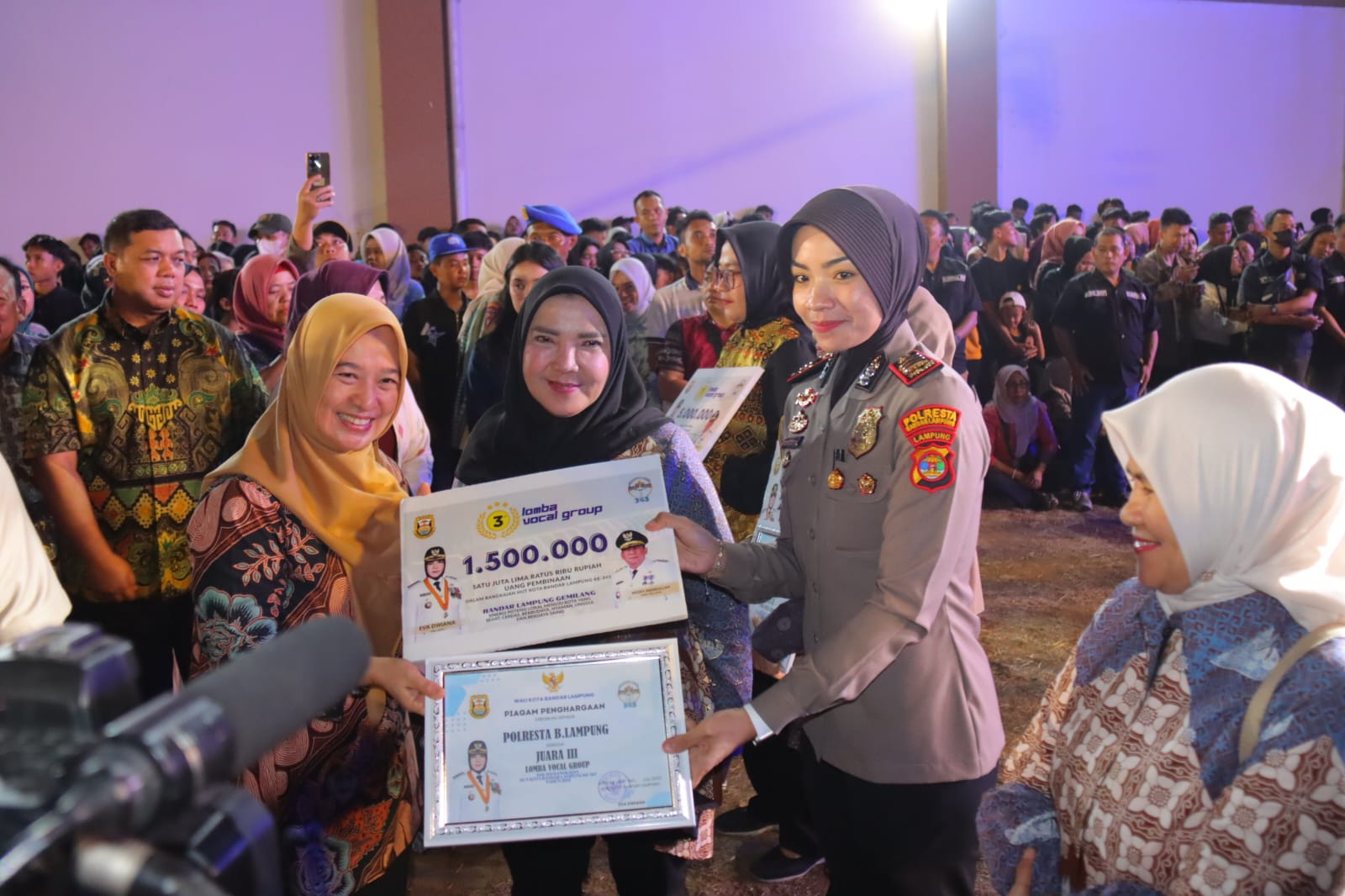Polwan Polresta Bandar Lampung Raih Juara III Lomba Vocal Group HUT Kota Bandar Lampung Ke-343