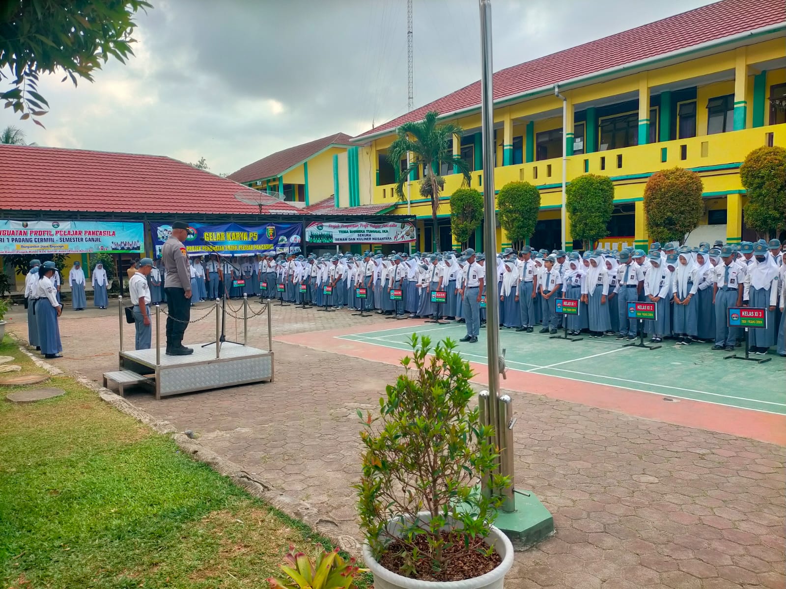 Kapolsek Padang Cermin Jadi Pembina Upacara di SMA N 1, Sampaikan Pesan Kamtibmas dalam Police Go To School