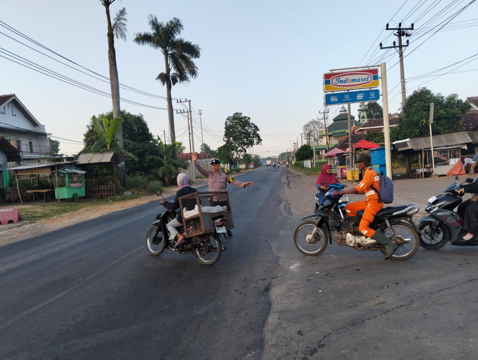 Polsek Tegineneng Intensifkan Pengamanan Pagi untuk Cegah Kemacetan dan Gangguan Kamtibmas