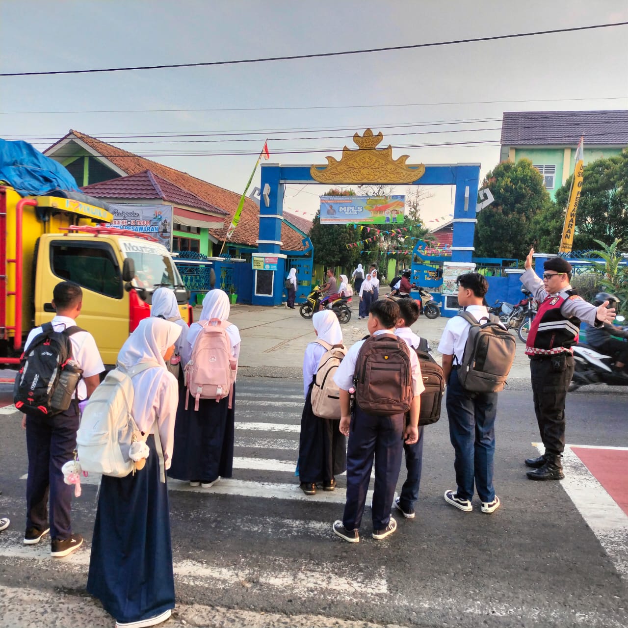 Presisi di Pagi Hari: Polsek Gedong Tataan Amankan Arus Lalu Lintas di Depan Sekolah