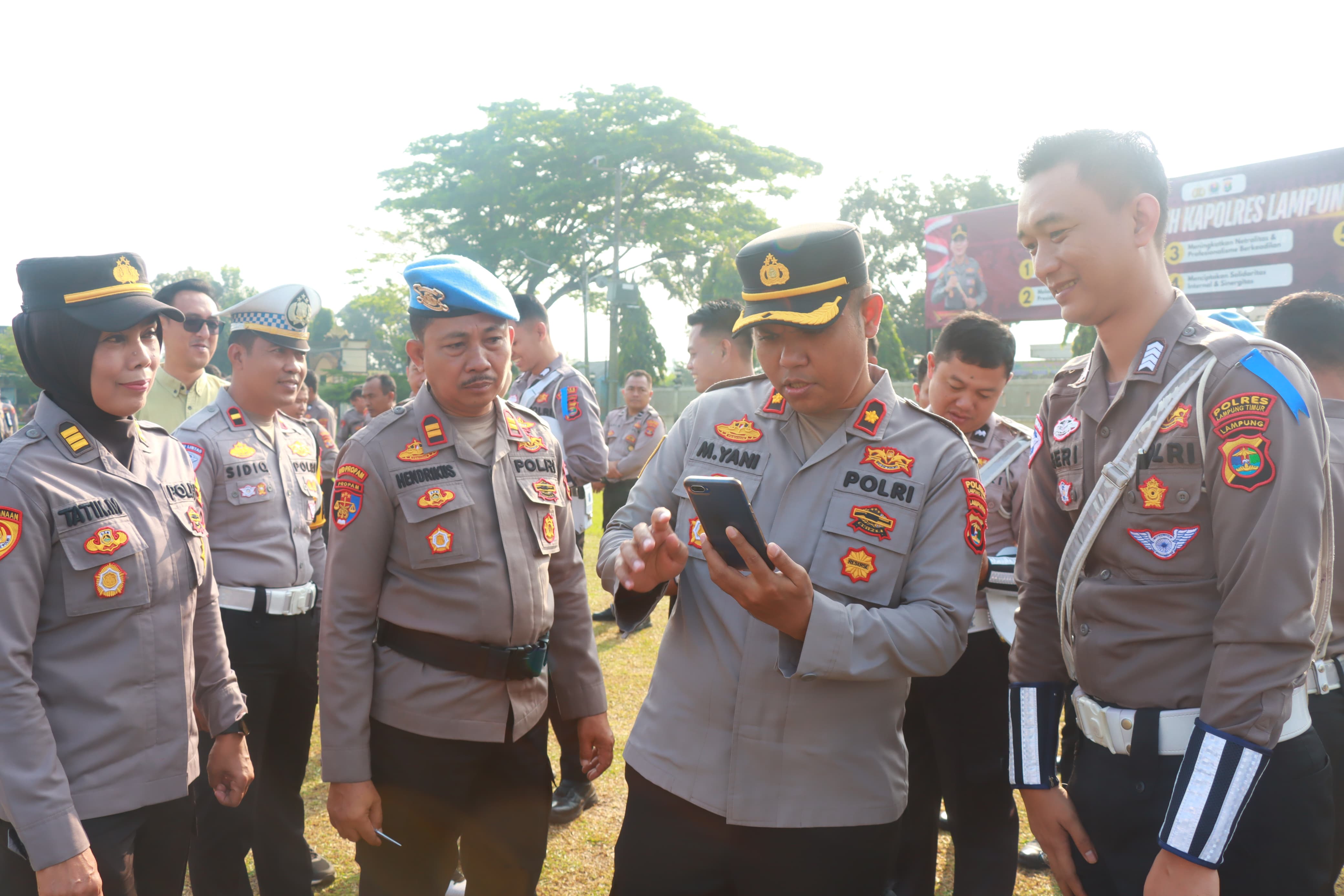 Mendadak, Wakapolres Lamtim Periksa Kelengkapan Hingga HP Personel