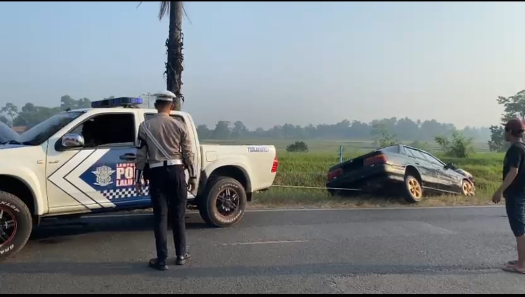 Satlantas Polres Lampung Timur Bantu Evakuasi Mobil Terperosok ke Ledeng di Desa Jojog Pekalongan