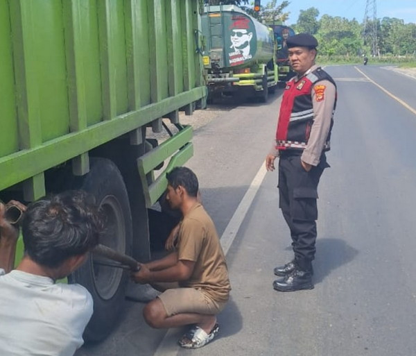 Patroli Presisi Antisipasi C3, Sat Samapta Polres Pesawaran Sembari Bantu Sopir Truk di Tengah Jalan