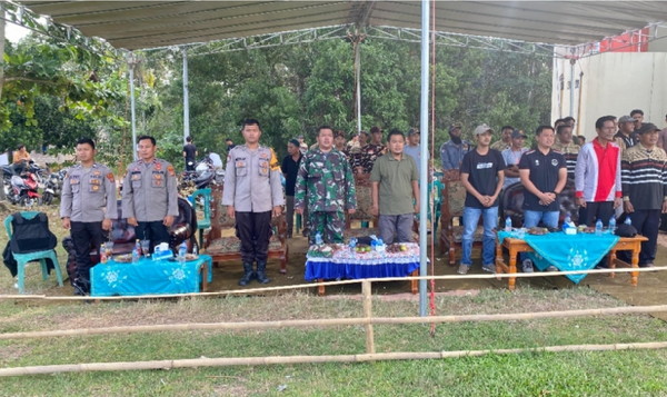 Bhabinkamtibmas Polsek Simpang Pematang Hadiri Pembukaan Semi Open Turnamen Sepak Bola HUT Desa Budi Aji ke-43
