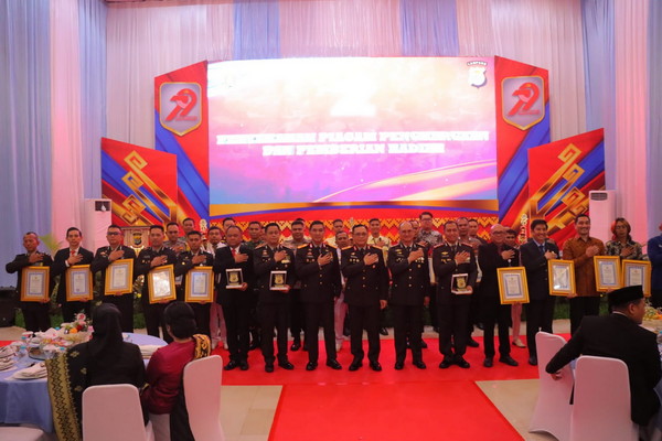 Hari Bhayangkara ke-79 : Kapolda Lampung Berikan Penghargaan Kepada Personel Berprestasi dan Mitra Media