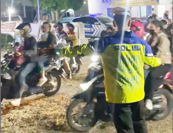 Pastikan Keselamatan Pemudik, Polres Lampung Timur Berikan Pengawalan Malam Hari Kepada Para Pemudik