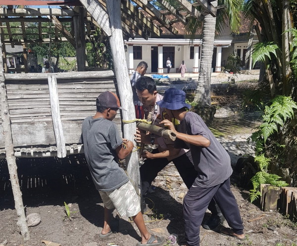 Bhabinkamtibmas Polsek Pasir Sakti  Gotong Royong Bersama Warga Perbaiki  Pos Ronda